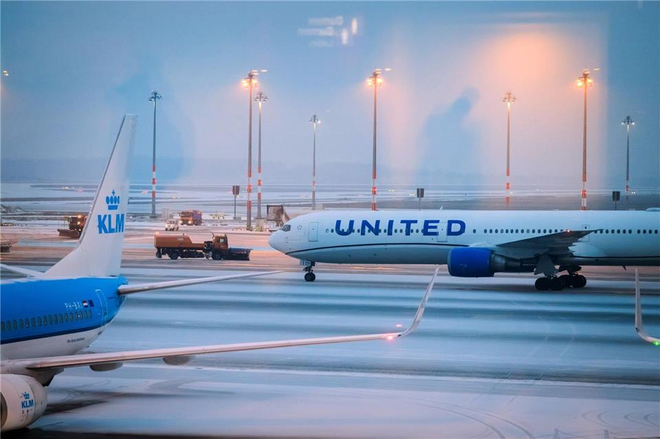 Schon am Donnerstag wurde der Flughafen in Berlin gesperrt.Christoph Soeder/dpa