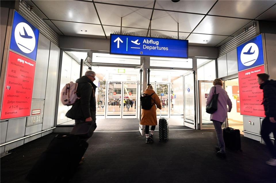 Schon am Morgen machen sich Reisende auf den Weg zu den NRW-Flughäfen.Roberto Pfeil/dpa