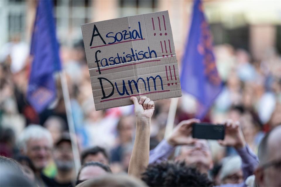 Schon am Sonntag waren rund 2.500 Menschen in Frankfurt gegen die AfD auf die Straße gegangen. (Symbolbild)Boris Roessler/dpa