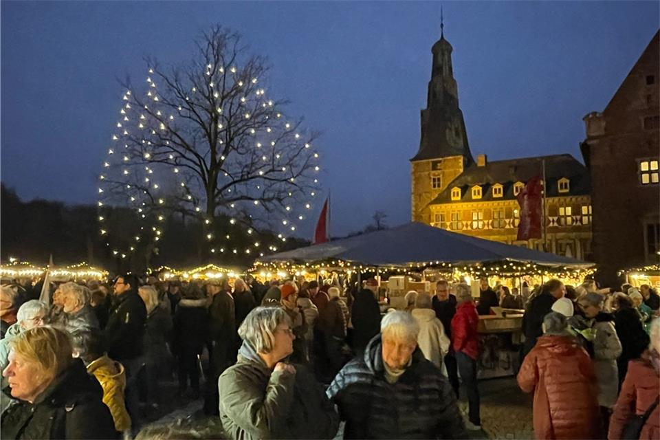 Schon am ersten Tag des Raesfelder Adventsmarkts waren viele Besucher auf den Innenhof des Schlosses gekommen.