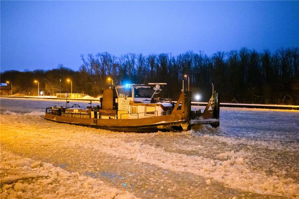 Schon am frühen Morgen gegen 6.00 Uhr dreht Eisbrecher „Paula“ Runden auf dem vereisten Mittellandkanal.Julian Stratenschulte/dpa