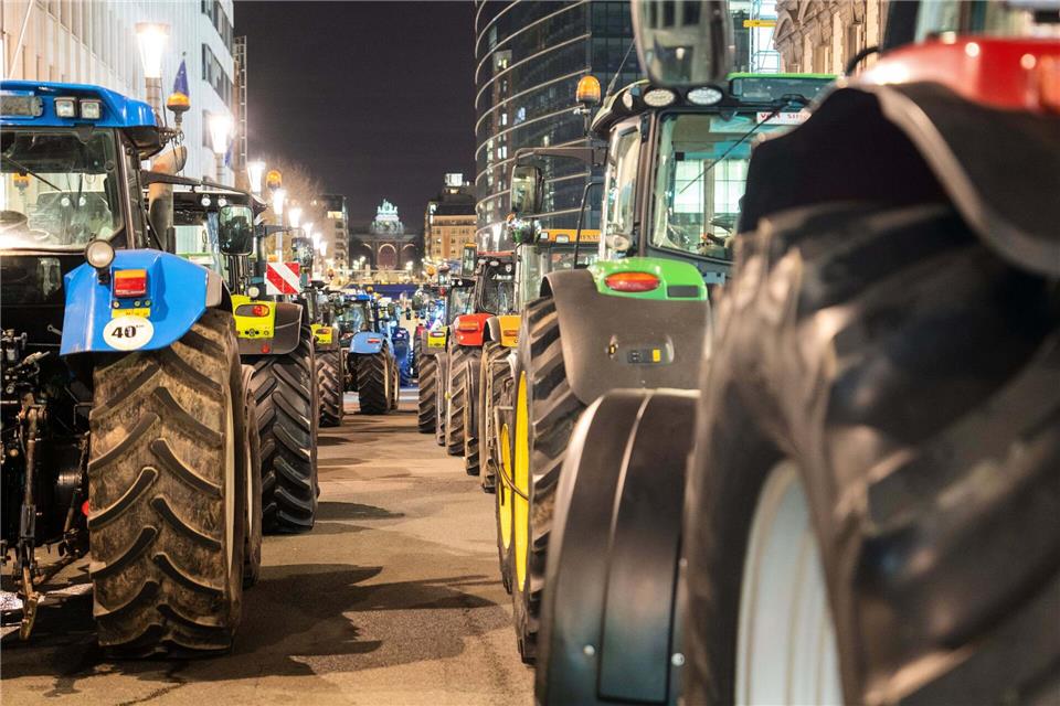 Schon am frühen Morgen hatten sich Landwirte in Brüssel versammelt.Marius Burgelman/AP/dpa