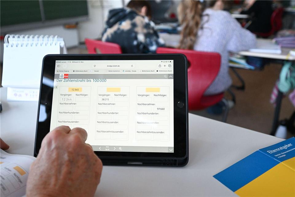 Schon an der Grundschule können die Lehrer von einem Tablet profitieren, sagt die Landesregierung. (Symbolbild)Bernd Weißbrod/dpa