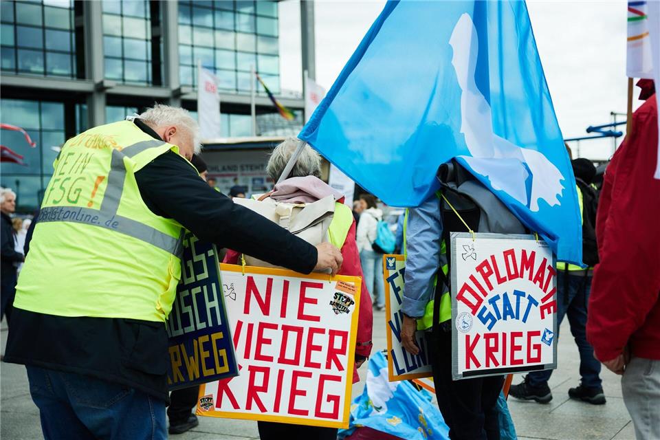 Schon auf dem Weg zum Brandenburger Tor zeigten Demonstranten ihre Meinung. Jörg Carstensen/dpa