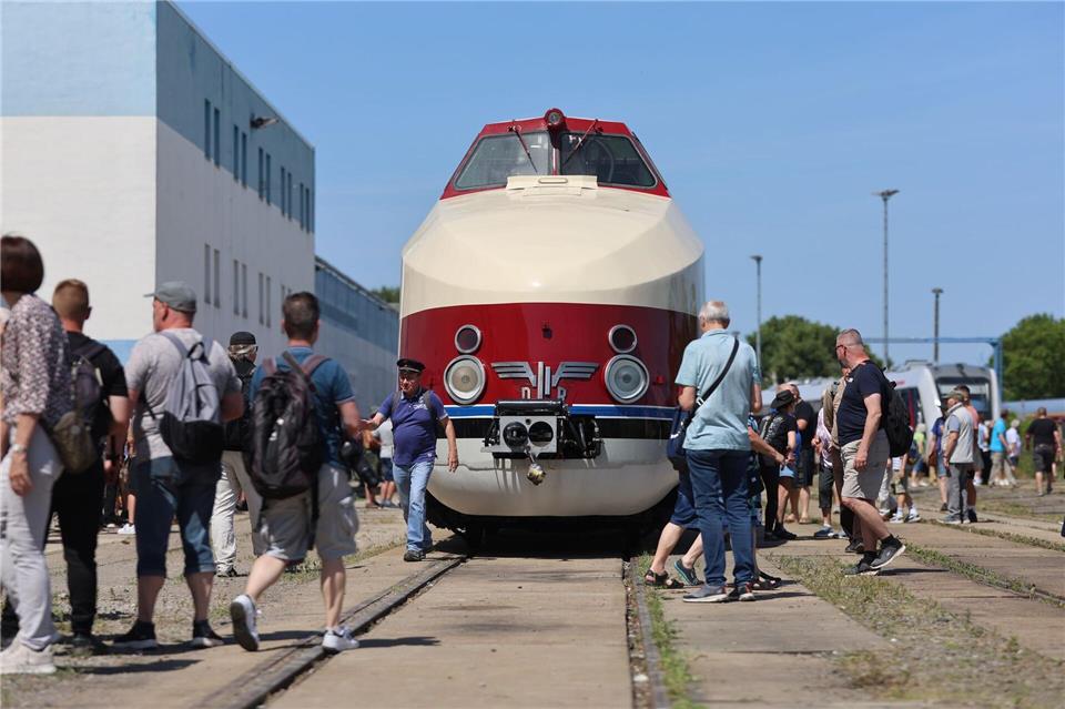 Schon bald soll der aufgearbeitete Zug wieder mit Passagieren auf der Schiene rollen. Matthias Bein/dpa