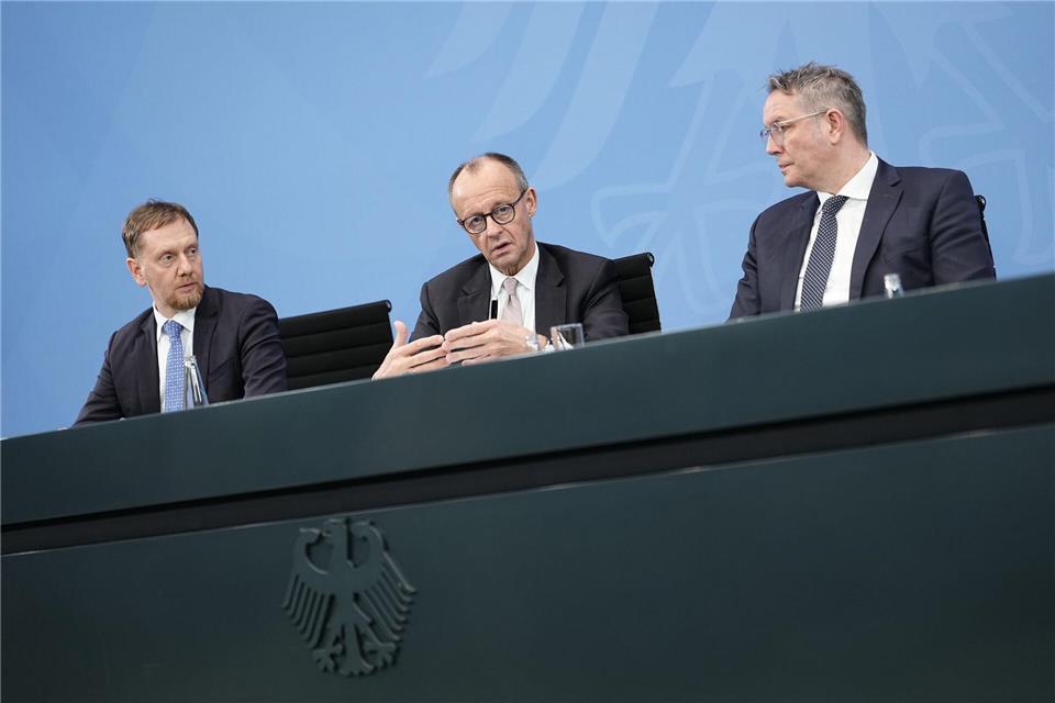 Schon bei dem Treffen der Länderregierungschefs mit Kanzler Merz (Mitte) im Dezember noch unter dem Vorsitz des abgewählten rheinland-pfälzischen Ministerpräsidenten Schweitzer (rechts) war es um die Bund-Länder-Finanzen gegangen. (Archivfoto)Michael Kappeler/dpa
