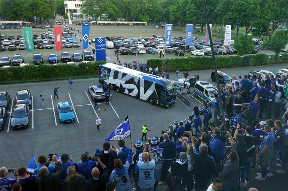 Schon bei der Ankunft am Volksparkstadion von den Fans gefeiert: die HSV-Spieler im Mannschaftsbus. Marcus Brandt/dpa