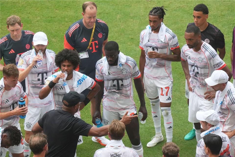 Schon bei der Club-WM gab es bei einzelnen Spielen Trinkpausen - hier beim Auftritt des FC Bayern im heißen Miami. (Archivbild)Marta Lavandier/AP/dpa