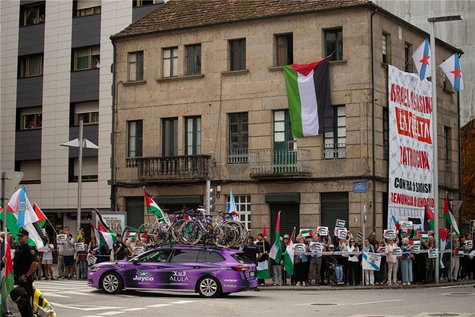 Schon bei der Spanien-Rundfahrt hatte es immer wieder propalästinensische Proteste gegen die Teilnahme eines israelischen Teams gegeben.Adrián Irago/EUROPA PRESS/dpa