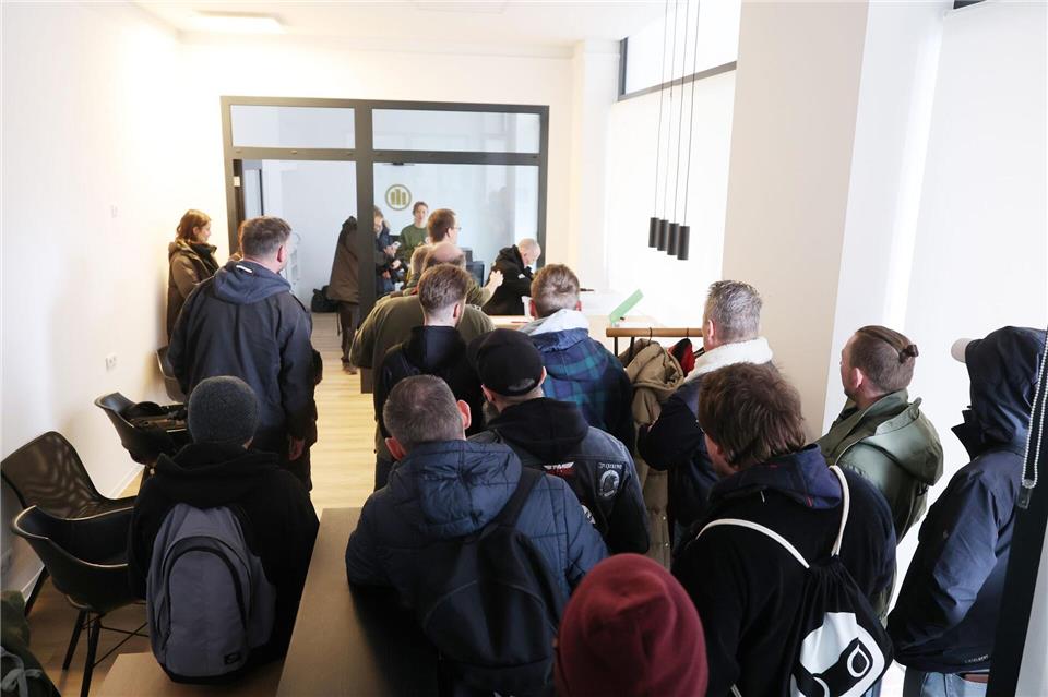 Kiffer freuen sich: Erfurter Club gibt erste Ernte ab Schon bevor die Türen für die Cannabis-Abgabe offiziell geöffnet wurden, standen Vereinsmitglieder des Cannabis Social Club Erfurt e.V am Morgen an.Bodo Schackow/dpa
