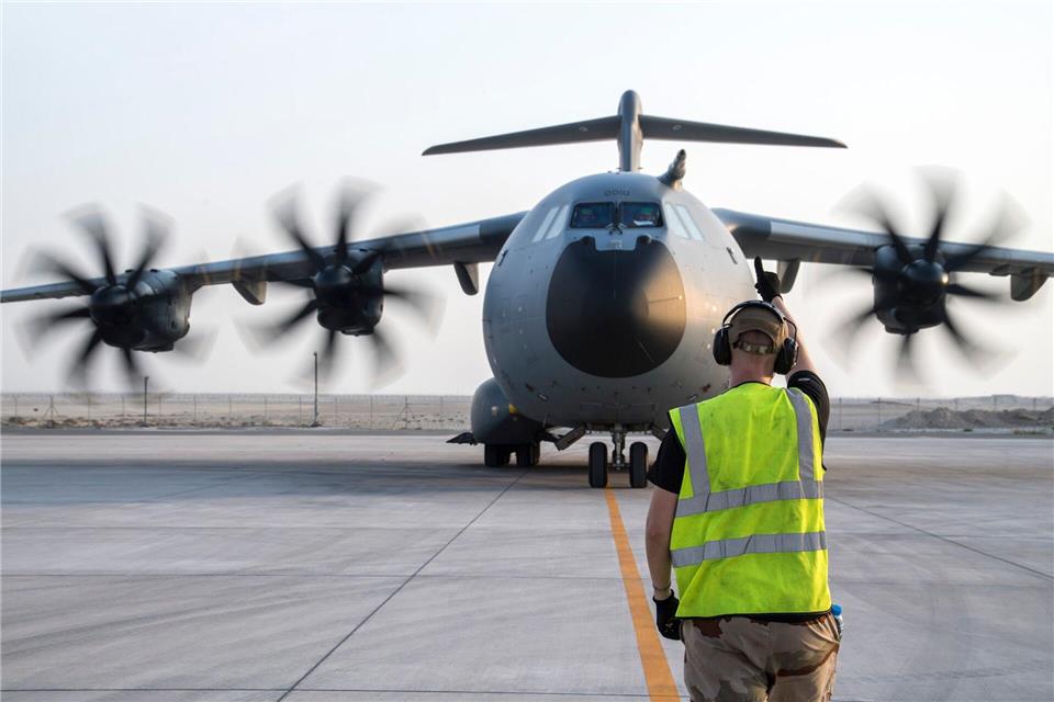 Schon binnen Tagen will Frankreich einen umgerüsteten Militär-Transportflieger als Löschflugzeug einsetzen (Archivbild).-/EMEA/AP/dpa