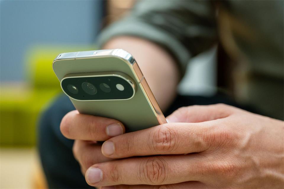 Schon das Pixel 11 liefert tolle Fotos. Doch bildtechnisch noch einmal deutlich weiter nach vorn geht es bei den Pro-Modellen, etwa beim Pixel 11 Pro (Bild).Nico Tapia/dpa-tmn