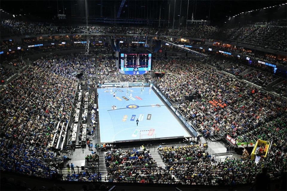 Schon das Pokal-Final4 wurde 2026 auf einem Glasboden gespielt. (Archivbild)Federico Gambarini/dpa