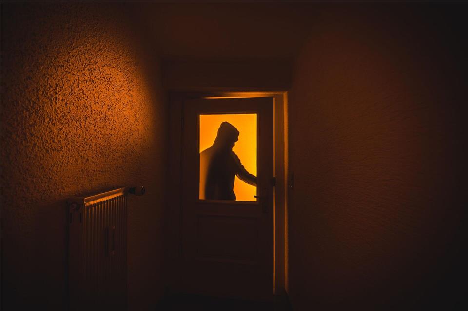 Schon ein gekipptes Fenster kann dazu führen, dass Einbrecher in wenigen Minuten alle Wertsachen stehlen - die Polizei kontrolliert derzeit verstärkt in Bayerns Wohngebieten. Schützen kann sich aber auch jeder in Eigenregie. (Symbolbild)Nicolas Armer/dpa/dpa-tmn