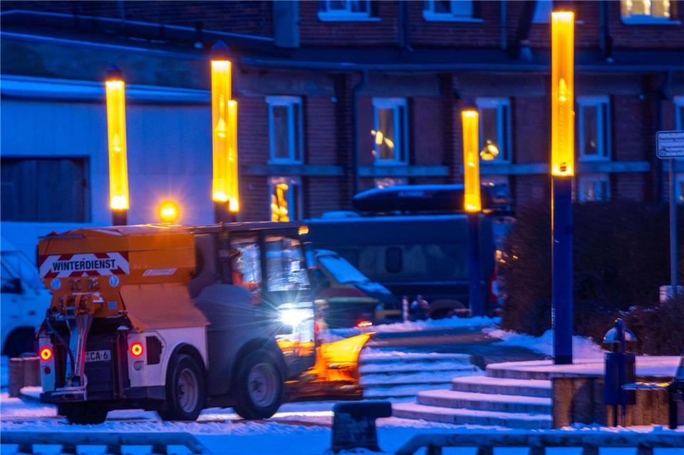 Schon früh am Morgen sind Räum- und Streufahrzeuge im Einsatz.Jens Büttner/dpa