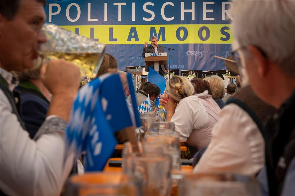 Schon früh am Morgen wurden im Festzelt jede Menge Liter Bier getrunken - nicht nur in der CSU gehört dies zum Brauchtum.Peter Kneffel/dpa