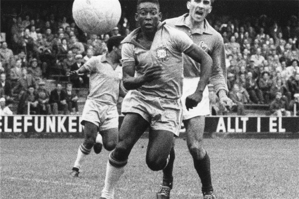 Schon im Alter von 17 Jahren gewann Pelé seine erste von insgesamt drei Weltmeisterschaften mit Brasilien.