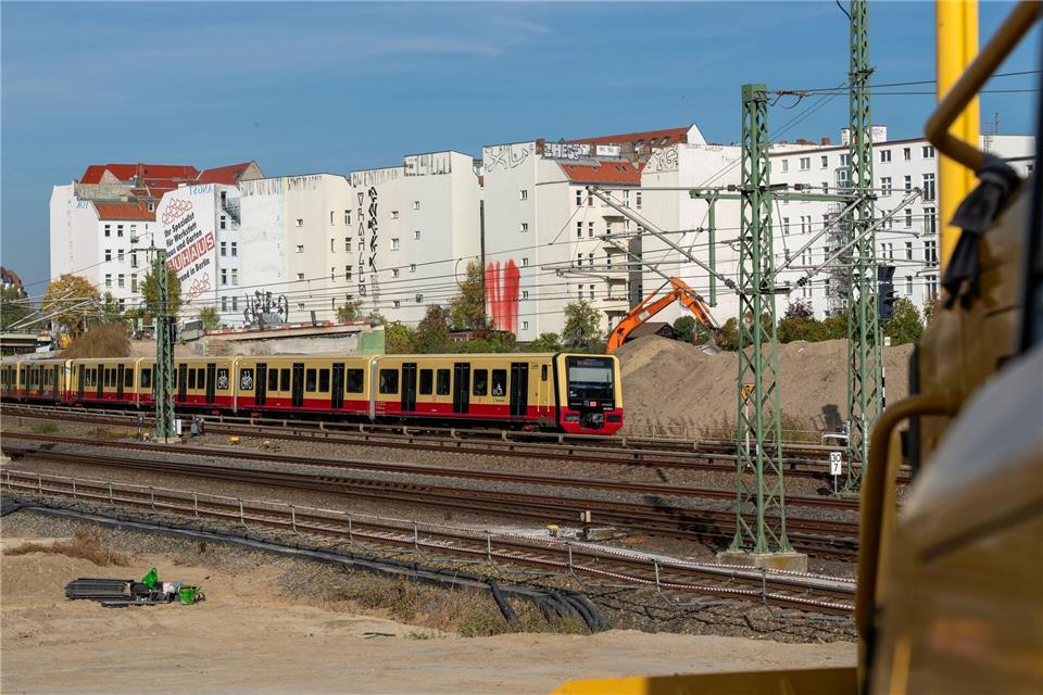 Schon im Dezember soll es aufgrund des Neubaus der A100-Ringbahnbrücke zu kürzeren Einschränkungen im S-Bahn-Verkehr kommen. (Archivbild)Soeren Stache/dpa