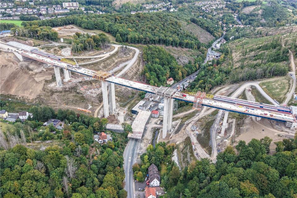 Schon im September 2025 gingen die Arbeiten an der Rahmede-Talbrücke gut voran. (Archivbild)Alex Talash/dpa
