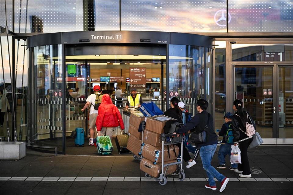 Schon in den frühen Morgenstunden machten sich viele Menschen auf den Weg in ihren Sommerurlaub.Soeren Stache/dpa