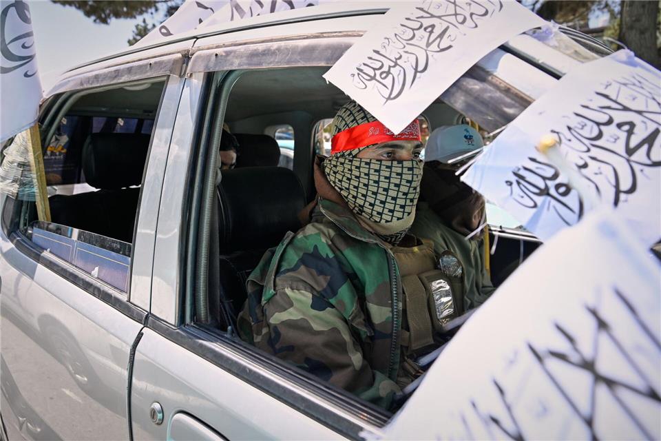 Schon in den vergangenen Tagen waren in der Hauptstadt die Taliban-Fahnen mit schwarzer Schrift auf weißem Hintergrund erneuert worden.Nava Jamshidi/AP/dpa