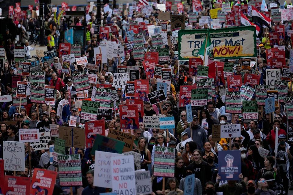 Militäreinsatz wie im Krieg? Trump provoziert Chicago Schon in mehreren Städten hat Trumps aggressiver Politikstil Proteste ausgelöst.Carolyn Kaster/AP/dpa