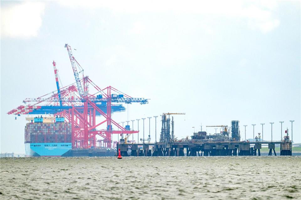 Schon jetzt wird LNG in Wilhelmshaven angeliefert - weitere Ausbaupläne an Land hat des OVG in Lüneburg nun vorerst gestoppt. (Archivbild)Sina Schuldt/dpa