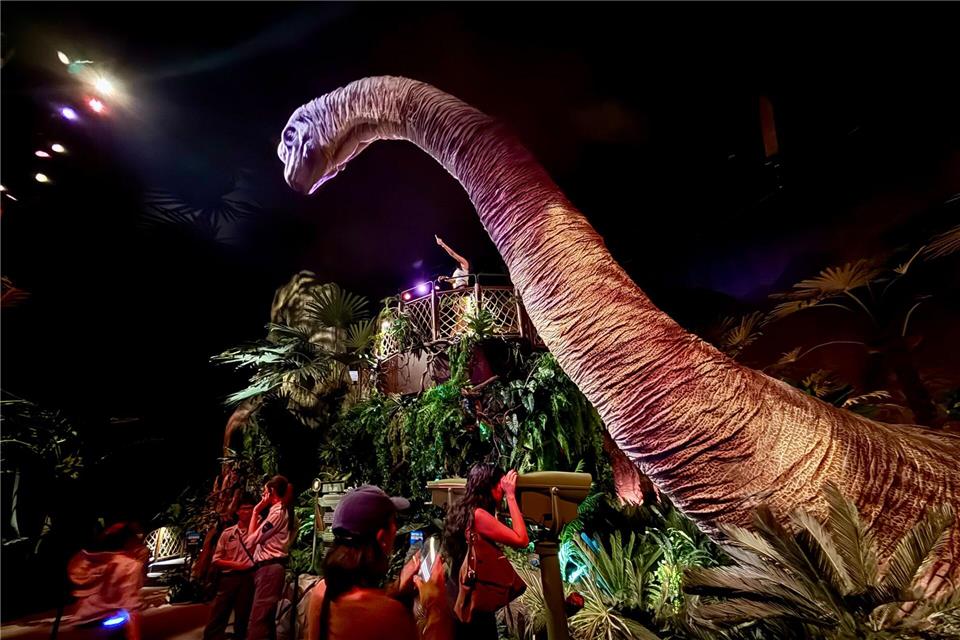 Schon kurz hinter dem Eingang werden Besucher von dem sanft schnaubenden Pflanzenfresser Brachiosaurus begrüßt.Carola Frentzen/dpa-tmn