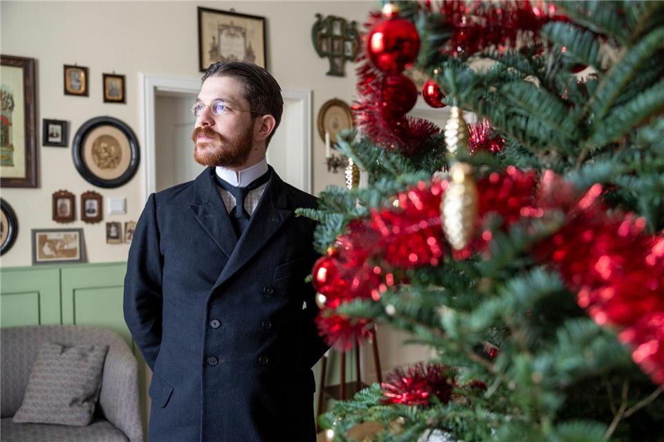 Schon länger hat Valerio Bonanno seine Wohnung  mit Möbeln aus der Kaiserzeit eingerichtet und trägt nur Kleidung von damals - jetzt hat er erstmals auch ein Weihnachtszimmer aus der Epoche um 1900 nachgestellt.Thomas Banneyer/dpa