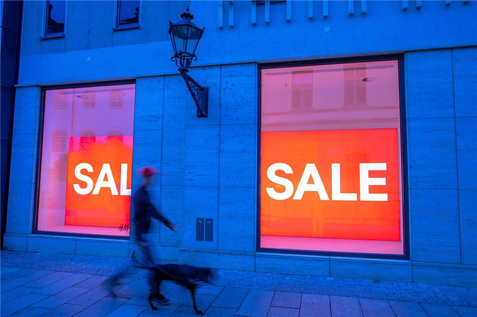 Schon mal ein Sale-Schild in Blau gesehen? Eben. Die Signalfarbe Rot versetzt uns direkt in Alarmbereitschaft und verführt zum Handeln. Oder halt Kaufen.picture alliance/dpa/dpa-Zentralbild