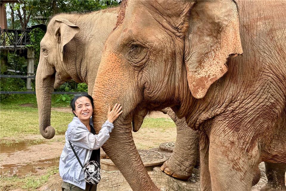 Schon mit 17 entschied Lek, ihr Leben den Elefanten zu widmen.Carola Frentzen/dpa