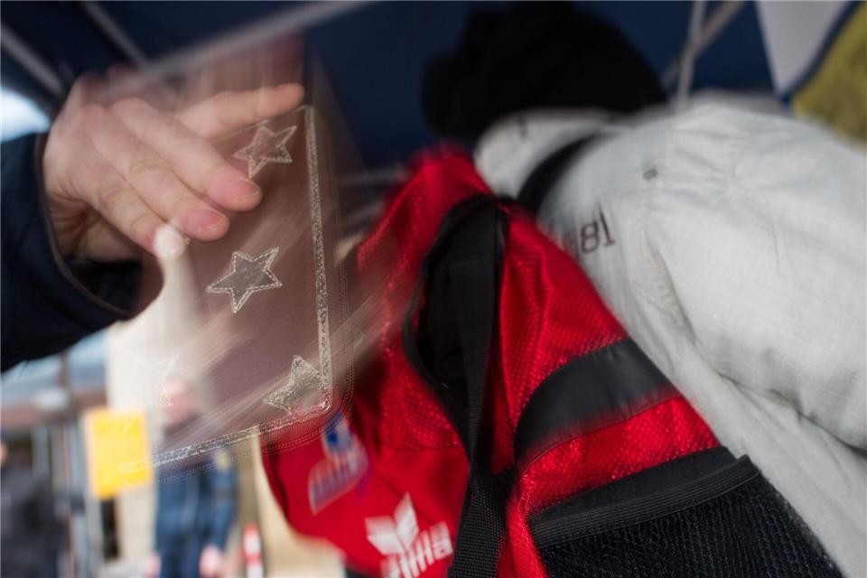Schon mit einfachen Maßnahmen kann man sich gegen Taschendiebe schützen. (Symbolfoto)Klaus-Dietmar Gabbert/dpa-Zentralbild/dpa