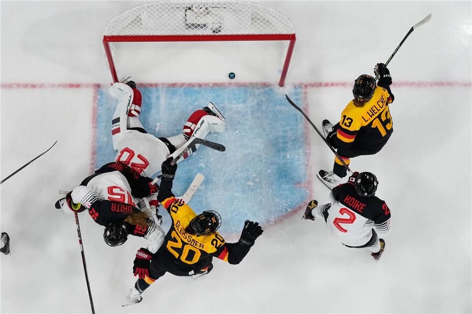 Schon nach 44 Sekunden erzielten die deutschen Eishockey-Frauen das 1:0.Darko Bandic/AP/dpa