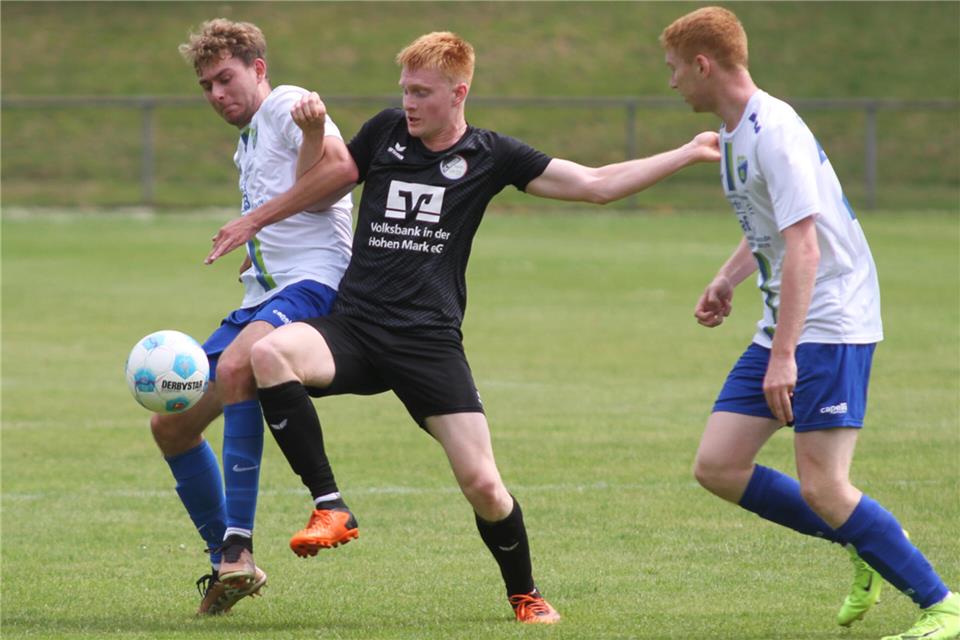 Schon nach acht Minuten brachte Julius Nieters (mitte) den SC Reken in Südlohn mit 1:0 in Führung.