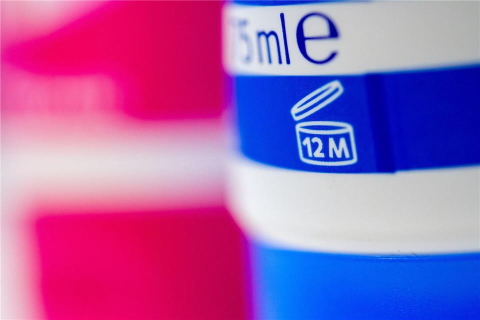 Schon offen? Das „M“-Symbol auf Kosmetik zeigt, wie lange ein Produkt nach dem Öffnen haltbar ist: hier 12 Monate.picture alliance/dpa/dpa-tmn