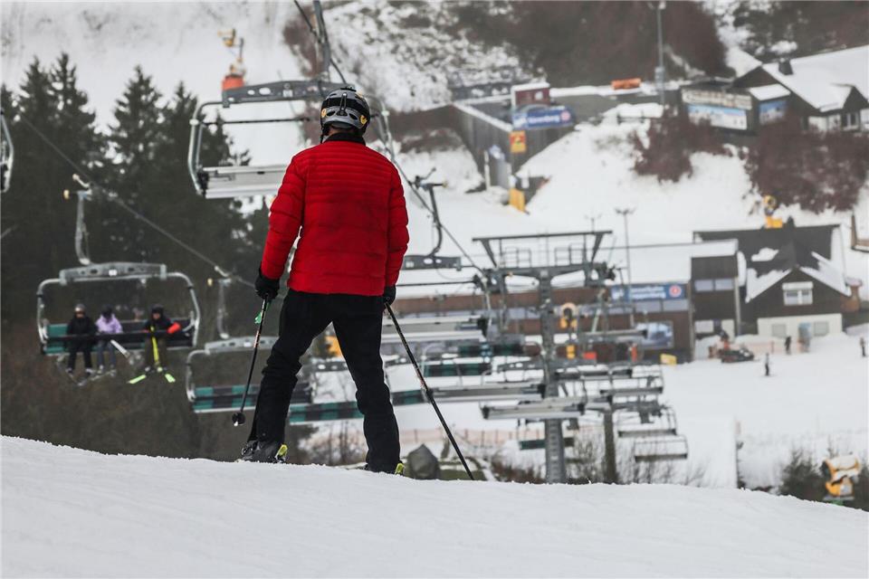Schon rund ein Dutzend Lifte standen am Freitag vor dem ersten Adventswochenende zur Verfügung.Oliver Berg/dpa