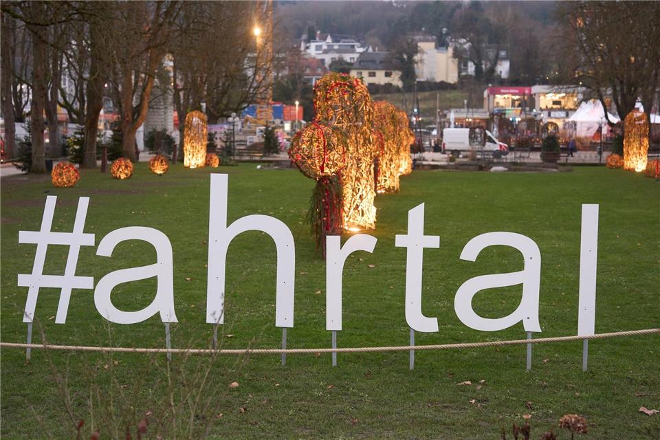 Schon seit Anfang Dezember bringen die Uferlichter im Kurpark Licht in die dunkle Jahreszeit. (Archivbild)Thomas Frey/dpa
