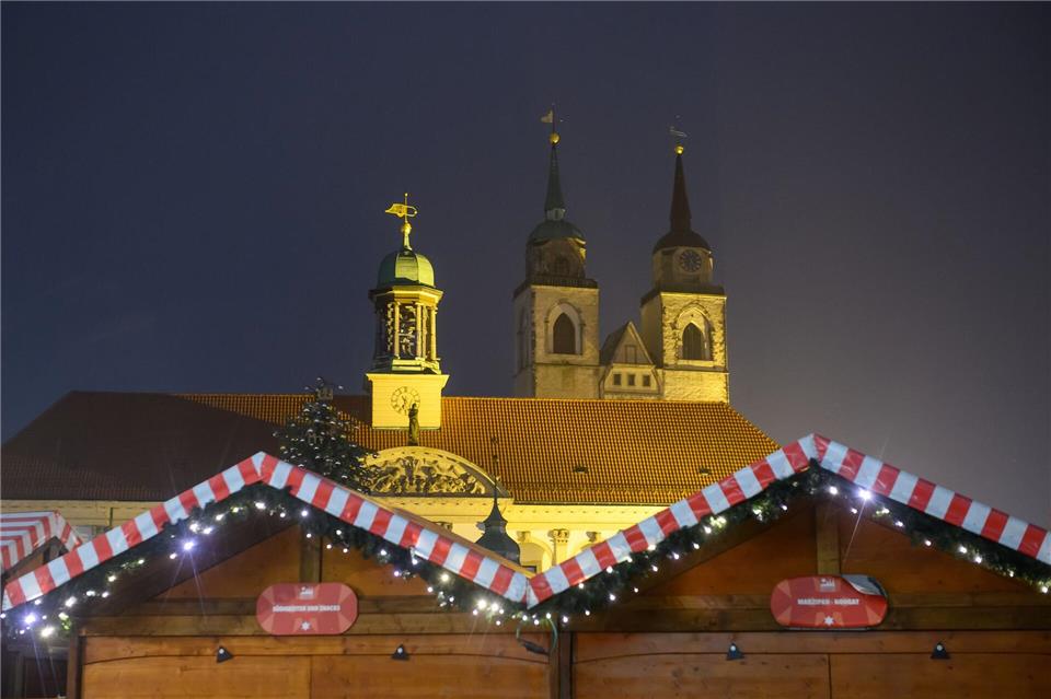 Schon seit Ende Oktober stehen die ersten Buden auf dem Alten Markt vor dem Magdeburger Rathaus.Klaus-Dietmar Gabbert/dpa