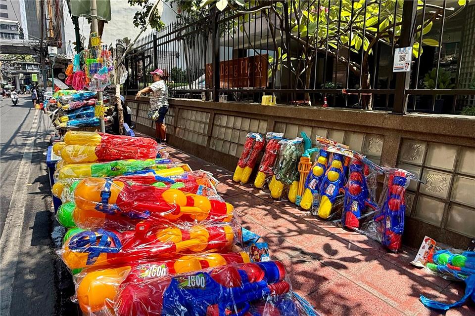 Schon seit Tagen standen landesweit kunterbunte Wasserpistolen zum Verkauf.Carola Frentzen/dpa