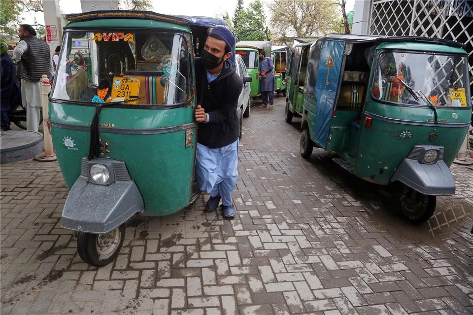 Schon seit drei Wochen kommt es an Tankstellen in Pakistan zu Schlangen.Muhammad Sajjad/AP/dpa