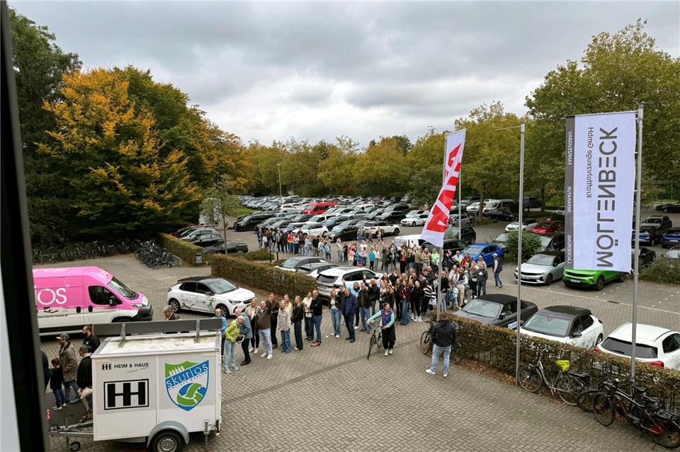 Schon über eine Stunde vor Spielbeginn bildete sich am Sonntag eine lange Menschenschlange vor der Mergelsberg-Halle. Michael Demming (kleines Foto) sagt: „Da werden wir nachbessern müssen.“