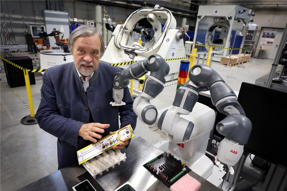 Schon vor 20 Jahren schickte Klaus Schilling kleine Satelliten ins All.Karl-Josef Hildenbrand/dpa