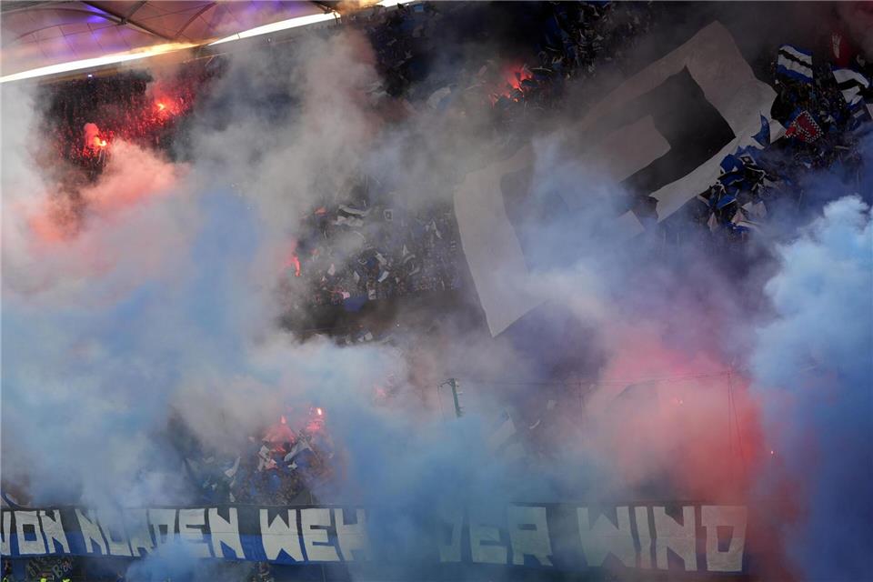 HSV-Fans stürmen Rasen nach perfektem Aufstieg  Schon vor dem Spiel sorgten die HSV-Fans für Festtagsstimmung im Volkspark.Marcus Brandt/dpa