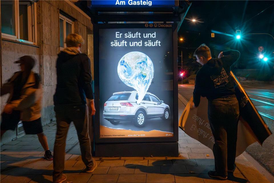 Attac protestiert mit Satireplakaten gegen die IAA Schon vor der Eröffnung der IAA hatte es Proteste gegen die Messe gegeben. Peter Kneffel/dpa