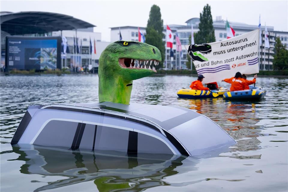 IAA: Schulterschluss gegen das Verbrennerverbot Schon vor der offiziellen Eröffnung protestierte Attac mit einem „Autosaurus“ am Münchner Messegelände.Sven Hoppe/dpa
