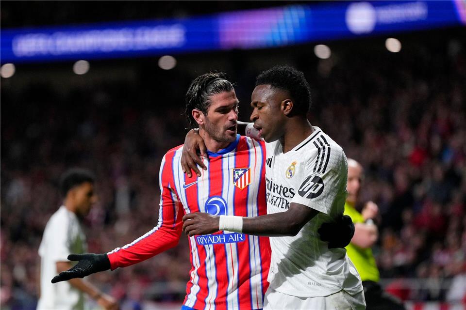 Schon während des Spiels gab es Gesprächsbedarf. Manu Fernandez/AP/dpa