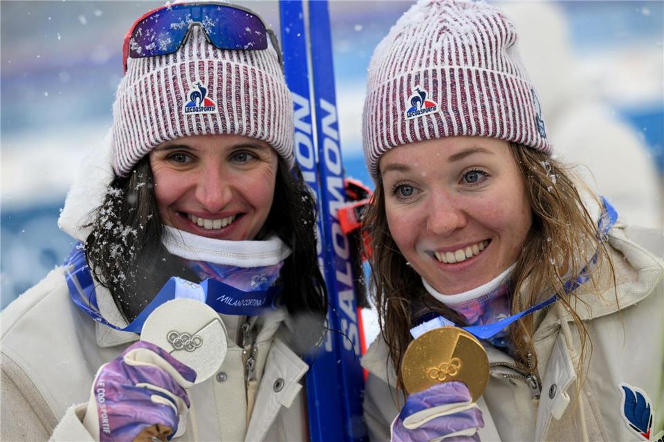 Schon wieder Medaillen für Frankreich: Gold für Oceane Michelon (r), Silber für Julia Simon.Hendrik Schmidt/dpa