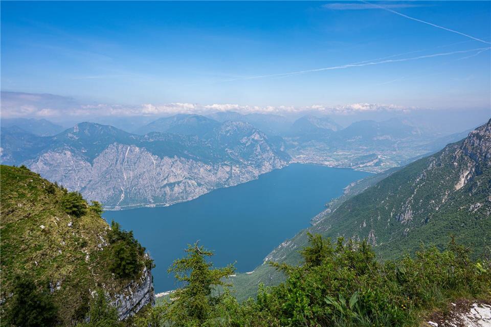 Schon wieder ein tödliches Unglück: Ein deutscher Gleitschirmflieger stirbt am Gardasee. (Archivbild)Daniel Reinhardt/dpa