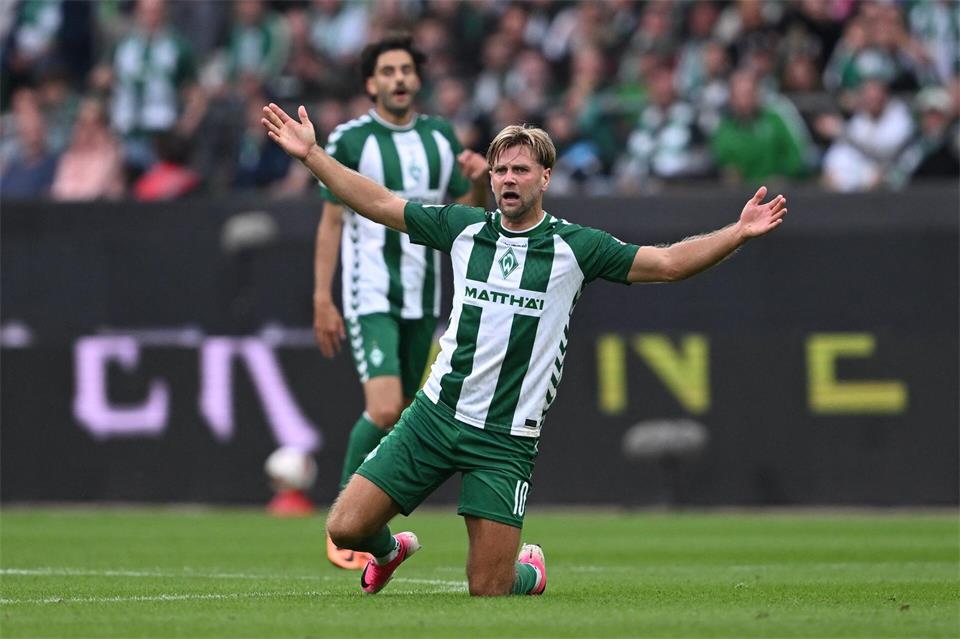 Schon wieder getroffen: Werders Stürmer Niclas Füllkrug im Spiel gegen den FC Augsburg.David Inderlied/dpa