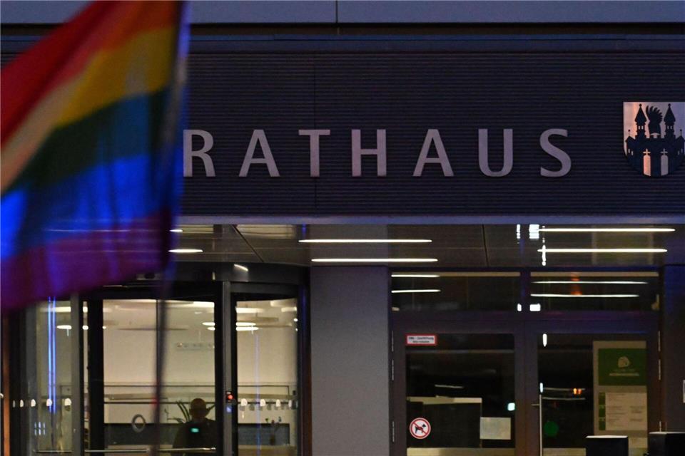 Schon wieder wurde eine Regenbogenfahne in Neubrandenburg gestohlen. (Archivbild)Stefan Sauer/dpa